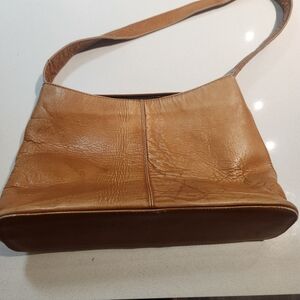 Chic Tan Leather Shoulder Bag